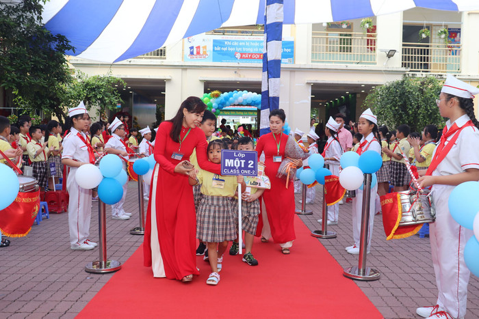 Đón học sinh lớp 1 của Trường tiểu học Trương Quyền, Quận 3 nhân dịp khai giảng năm học 2024 - 2025 (ảnh: V.D) gdvn_khaigiangTQuyenQ3.jpg