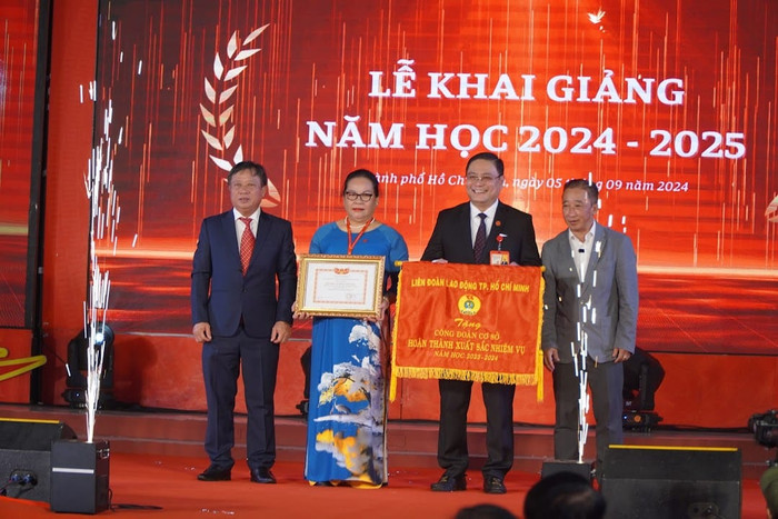 Lãnh đạo Trường Nam Việt đón nhận danh hiệu Tập thể lao động xuất sắc của thành phố trao tặng (ảnh: V.D) gdvn_BithuNen3.jpg