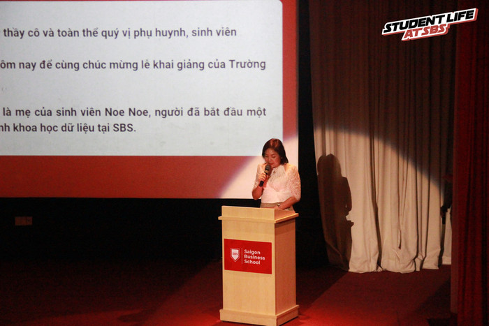 Phụ huynh Aye Aye Mar đến từ Myanmar phát biểu tại lễ khai giảng (ảnh: CTV) SBS1.jpg