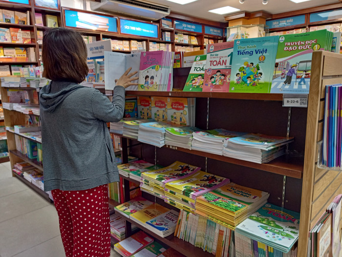 Phụ huynh khốn khổ vì tình trạng khan hiếm sách giáo khoa lớp 6 (Ảnh: Phạm Minh) Phụ huynh khốn khổ vì tình trạng khan hiếm sách giáo khoa lớp 6 (Ảnh: Phạm Minh)