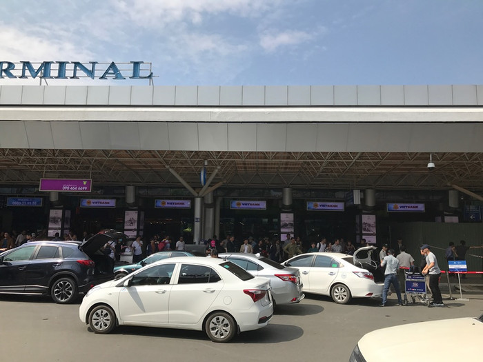 Các chuyên gia cho rằng, việc thu phí ô tô vào ga hàng không đón trả khách, người nhà là cách làm áp đặt, tùy tiện cần phải xóa bỏ ngay. Ảnh: Ngọc Quang