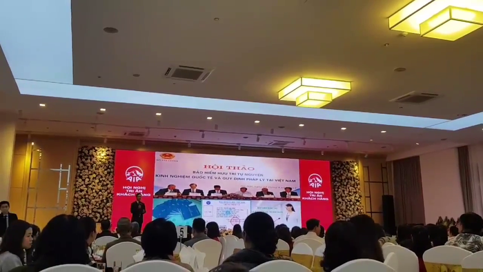 Diễn giả của AIA đã vi phạm trắng trợn Luật Cạnh tranh, Luật Quảng cáo và dùng những lời lẽ xuyên tạc, bóp méo sự thật tại hội nghị khi nói về chính sách bảo hiểm xã hội, bảo hiểm y tế. Ảnh: Chụp từ clip (NVCC). Diễn giả của AIA đã vi phạm trắng trợn Luật Cạnh tranh, Luật Quảng cáo và dùng những lời lẽ xuyên tạc, bóp méo sự thật tại hội nghị khi nói về chính sách bảo hiểm xã hội, bảo hiểm y tế. Ảnh: Chụp từ clip (NVCC).