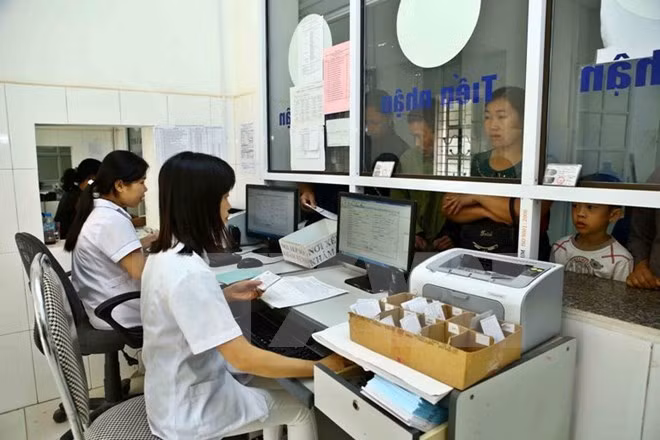 Bảo hiểm y tế đã góp phần tích cực và quan trọng giúp an sinh xã hội, giúp được hàng triệu người dân an tâm điều trị khi đau ốm, tai nạn. Ảnh: TTXVN.