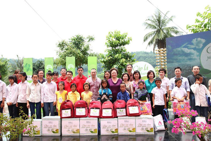 Madame Nguyễn Thị Nga trong hành trình Cặp lá yêu thương đã trao tận tay các em nhỏ có hoàn cảnh khó khăn những học bổng, những phần quá có giá trị để các em tiếp tục ước mơ cắp sách tới trường. Ảnh: BRG.