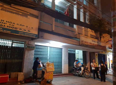 Học sinh đứng chờ phụ huynh đến đón trước cửa trung tâm, sau giờ học thêm tối 25/9 (ảnh: P.L) Học sinh đứng chờ phụ huynh đến đón trước cửa trung tâm, sau giờ học thêm tối 25/9 (ảnh: P.L)