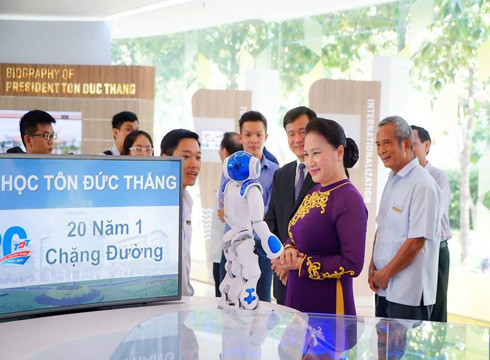 Chủ tịch Quốc hội Nguyễn Thị Kim Ngân tham quan cơ sở vật chất của Trường Tôn Đức Thắng (ảnh: TDT) Chủ tịch Quốc hội Nguyễn Thị Kim Ngân tham quan cơ sở vật chất của Trường Tôn Đức Thắng (ảnh: TDT)
