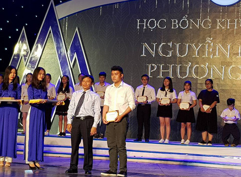 Đại diện Bộ Giáo dục và Dào tạo trao học bổng cho các tân sinh viên Hoa Sen (ảnh: P.L) Đại diện Bộ Giáo dục và Dào tạo trao học bổng cho các tân sinh viên Hoa Sen (ảnh: P.L)