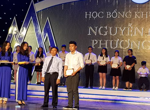 Đại diện Bộ Giáo dục và Dào tạo trao học bổng cho các tân sinh viên Hoa Sen (ảnh: P.L)