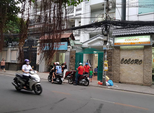 17h ngày 11/9, phụ huynh vẫn tấp nập đưa con đến Trung tâm Nét Hoa (nhà màu xanh) học bình thường (ảnh: P.L) 17h ngày 11/9, phụ huynh vẫn tấp nập đưa con đến Trung tâm Nét Hoa (nhà màu xanh) học bình thường (ảnh: P.L)