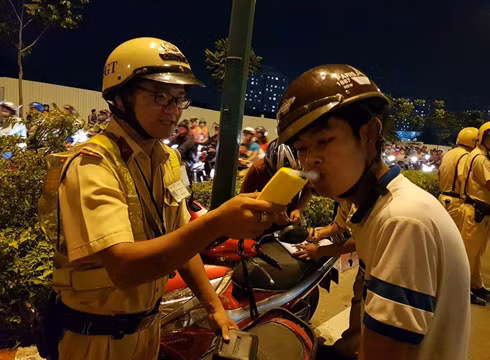 Cảnh sát giao thông đo nồng độ cồn với người đã sử dụng rượu bia khi điều khiển xe (ảnh: P.L) Cảnh sát giao thông đo nồng độ cồn với người đã sử dụng rượu bia khi điều khiển xe (ảnh: P.L)
