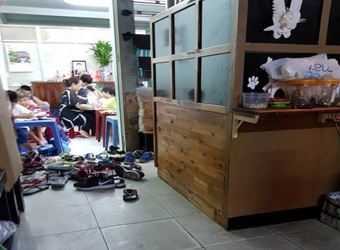 Cô giáo này đang dạy thêm cho rất đông học sinh tiểu học ở địa chỉ 10A Tân Canh (ảnh: P.L) Cô giáo này đang dạy thêm cho rất đông học sinh tiểu học ở địa chỉ 10A Tân Canh (ảnh: P.L)