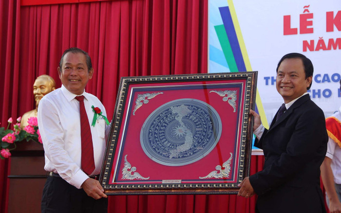 Phó Thủ tướng Trương Hòa Bình tặng quà lưu niệm Trường Trung học phổ thông Võ Văn Kiệt. ảnh: Phương Linh. Phó Thủ tướng Trương Hòa Bình tặng quà lưu niệm Trường Trung học phổ thông Võ Văn Kiệt. ảnh: Phương Linh.