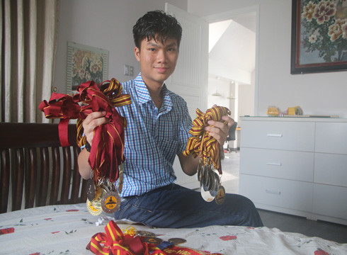 Trần Nguyên Khoa với bộ sưu tập huy chương danh giá của mình tại các cuộc thi (ảnh: P.L) Trần Nguyên Khoa với bộ sưu tập huy chương danh giá của mình tại các cuộc thi (ảnh: P.L)