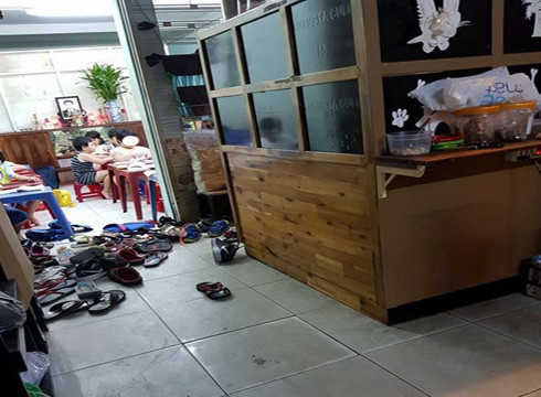 Các em học sinh tiểu học ngồi học bằng những chiếc bàn ghế nhựa kê san sát nhau (ảnh: P.L) Các em học sinh tiểu học ngồi học bằng những chiếc bàn ghế nhựa kê san sát nhau (ảnh: P.L)