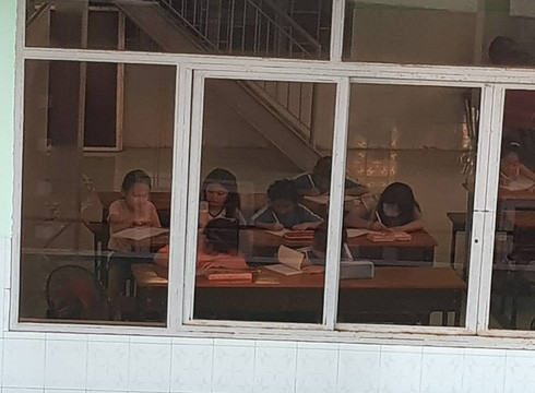 Hình ảnh ghi được vào chiều 18/9, tại lầu 1 của căn nhà số 827/1, giáo viên đang dạy học sinh tiểu học (ảnh: P.L) Hình ảnh ghi được vào chiều 18/9, tại lầu 1 của căn nhà số 827/1, giáo viên đang dạy học sinh tiểu học (ảnh: P.L)