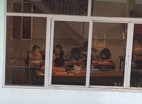 Hình ảnh ghi được vào chiều 18/9, tại lầu 1 của căn nhà số 827/1, giáo viên đang dạy học sinh tiểu học (ảnh: P.L)