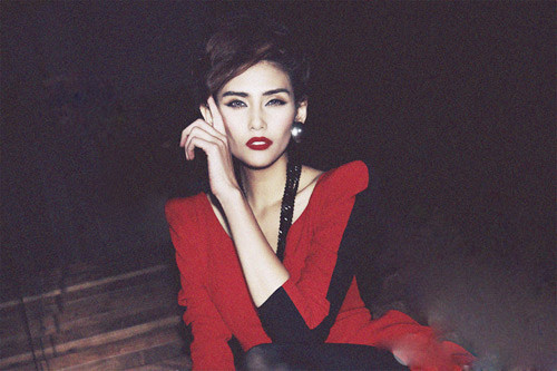 "Có thể nói chế độ ăn kiêng mà tôi đang theo rất khắc nghiệt, bản thân tôi ngay từ đầu đã nghĩ là không theo nổi, nhưng tôi lại nghĩ đến những bài báo góp ý về ngoại hình đầy đặn lại thấy buồn và quyết tâm giảm cân lại càng cao hơn. Tôi buộc phải nghiêm khắc với chính mình.", cô cho biết thêm. (Theo Zing) "Có thể nói chế độ ăn kiêng mà tôi đang theo rất khắc nghiệt, bản thân tôi ngay từ đầu đã nghĩ là không theo nổi, nhưng tôi lại nghĩ đến những bài báo góp ý về ngoại hình đầy đặn lại thấy buồn và quyết tâm giảm cân lại càng cao hơn. Tôi buộc phải nghiêm khắc với chính mình.", cô cho biết thêm. (Theo Zing)