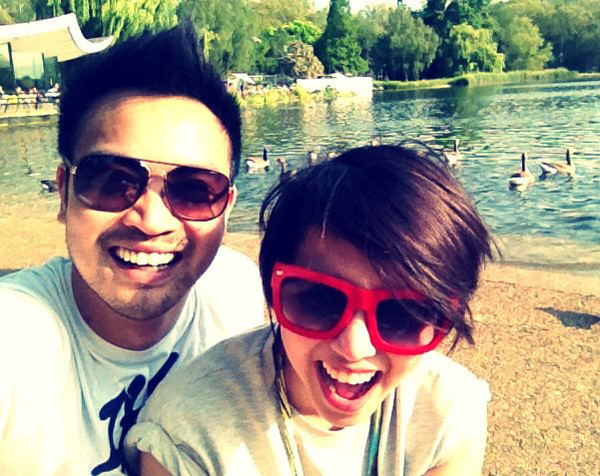 Ở những bức ảnh tiếp theo, diễn viên Cưới ngay kẻo lỡ và "bạn trai" có những khoảnh khắc hạnh phúc khi cùng nhau ngắm đường phố London trên xe bus hai tầng, hay ghé thăm địa danh nổi tiếng Hyde Park. Người đàn ông này cũng không quên thổ lộ với những câu viết như "Nhớ her so much" bên cạnh tấm ảnh cặp đôi ôm ấp nhưng không lộ rõ mặt. Ở một tấm ảnh khác, hai người nắm tay nhau thân mật và trên cổ tay cả hai khắc dòng chữ "DJ". Ở những bức ảnh tiếp theo, diễn viên Cưới ngay kẻo lỡ và "bạn trai" có những khoảnh khắc hạnh phúc khi cùng nhau ngắm đường phố London trên xe bus hai tầng, hay ghé thăm địa danh nổi tiếng Hyde Park. Người đàn ông này cũng không quên thổ lộ với những câu viết như "Nhớ her so much" bên cạnh tấm ảnh cặp đôi ôm ấp nhưng không lộ rõ mặt. Ở một tấm ảnh khác, hai người nắm tay nhau thân mật và trên cổ tay cả hai khắc dòng chữ "DJ".