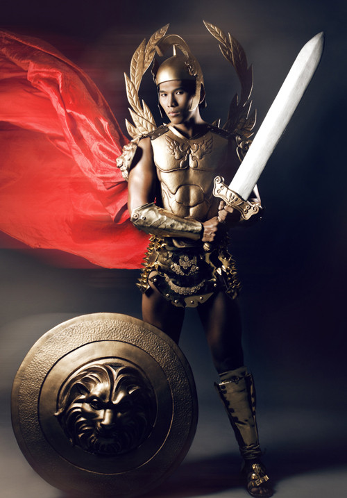 Giải vàng Siêu mẫu 2010 Ngọc Tình khoe vẻ đẹp nam tính, cổ điển khi khoác lên mình bộ trang phục đặc biệt và diễn xuất cùng khiên, kiếm... Giải vàng Siêu mẫu 2010 Ngọc Tình khoe vẻ đẹp nam tính, cổ điển khi khoác lên mình bộ trang phục đặc biệt và diễn xuất cùng khiên, kiếm...