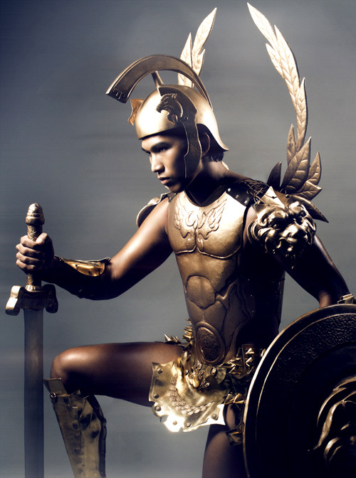 Bộ trang phục lấy cảm hứng từ hình ảnh của loài sư tử bạo chúa - tượng trưng cho sức mạnh và vẻ oai phong, hùng dũng của các chiến binh Hy Lạp cổ đại. (Theo Ngôi Sao) Bộ trang phục lấy cảm hứng từ hình ảnh của loài sư tử bạo chúa - tượng trưng cho sức mạnh và vẻ oai phong, hùng dũng của các chiến binh Hy Lạp cổ đại. (Theo Ngôi Sao)