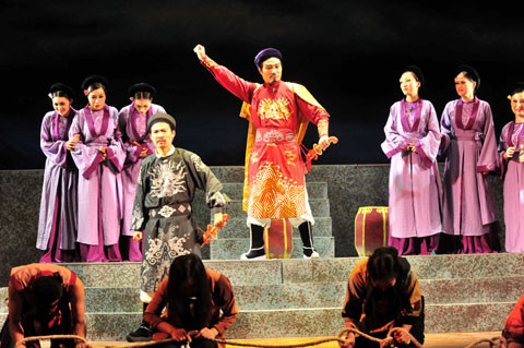 Những vai diễn khác cũng được giao cho những tài năng trẻ của nhà hát như Quốc Phòng (vai Trần Nguyên), Hoài Nam (vai Trần Thành), Thu Hòa (Hương Liễu), Thục Khánh (Mai Hiên), Quốc Huy (Công tử Trĩnh)…. Những vai diễn khác cũng được giao cho những tài năng trẻ của nhà hát như Quốc Phòng (vai Trần Nguyên), Hoài Nam (vai Trần Thành), Thu Hòa (Hương Liễu), Thục Khánh (Mai Hiên), Quốc Huy (Công tử Trĩnh)….