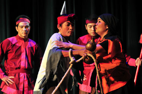 Nhà hát chèo Hà Nội đã mạnh dạn giao những vai diễn quan trọng cho “lứa” diễn viên trẻ đảm nhiệm. Đây là một sự mạnh dạn của những người “cầm quân” muốn tạo điều kiện cho các diễn viên trẻ được thể hiện tài năng của mình. Nhà hát chèo Hà Nội đã mạnh dạn giao những vai diễn quan trọng cho “lứa” diễn viên trẻ đảm nhiệm. Đây là một sự mạnh dạn của những người “cầm quân” muốn tạo điều kiện cho các diễn viên trẻ được thể hiện tài năng của mình.