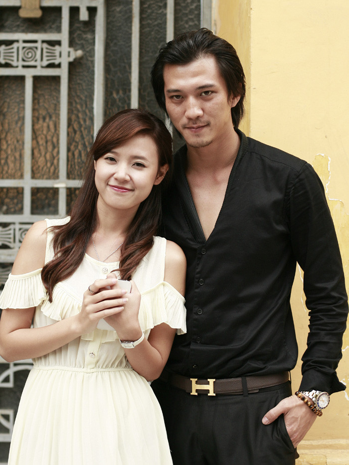 Người mẫu Hà Việt Dũng, vai Kiên, một thanh niên rất lãng tử, thiếu thốn tình cảm gia đình. Sau khi cha mất, Kiên lên đường vào Nam tìm mẹ. Tại đây anh đã gặp và có quan hệ với hai người phụ nữ (do Lý Nhã Kỳ và Mi Du đóng). Họ mang lại cho anh tình yêu và những dục vọng chưa từng trải nghiệm. Nhưng chính Kiên cũng không lường trước được rắc rối, nguy hiểm trong mối quan hệ tình ái tay ba đó. Người mẫu Hà Việt Dũng, vai Kiên, một thanh niên rất lãng tử, thiếu thốn tình cảm gia đình. Sau khi cha mất, Kiên lên đường vào Nam tìm mẹ. Tại đây anh đã gặp và có quan hệ với hai người phụ nữ (do Lý Nhã Kỳ và Mi Du đóng). Họ mang lại cho anh tình yêu và những dục vọng chưa từng trải nghiệm. Nhưng chính Kiên cũng không lường trước được rắc rối, nguy hiểm trong mối quan hệ tình ái tay ba đó.