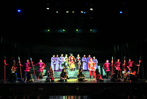 Giọng hát ngọt ngào, kỹ thuật điêu luyện cùng lối diễn có hồn đã giúp Ngọc Thắng chuyển tải được tinh thần và những đức tính quý báu của nhân vật Nguyễn Công Trứ. Giọng hát ngọt ngào, kỹ thuật điêu luyện cùng lối diễn có hồn đã giúp Ngọc Thắng chuyển tải được tinh thần và những đức tính quý báu của nhân vật Nguyễn Công Trứ.