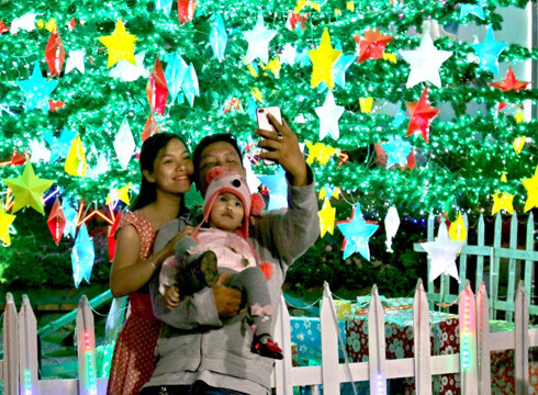 Cả gia đình hạnh phúc khi Giáng sinh đến ở Xóm đạo (ảnh: T.P)