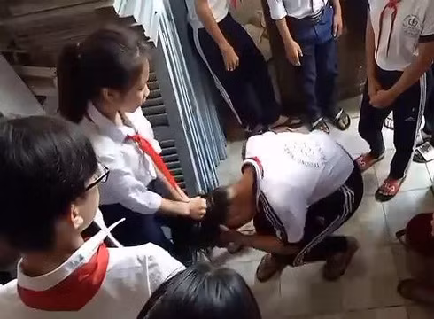 Hình ảnh mô tả cảnh các nữ sinh đánh nhau ở Trường Trần Hưng Đạo, Rạch Giá (ảnh từ video clip)