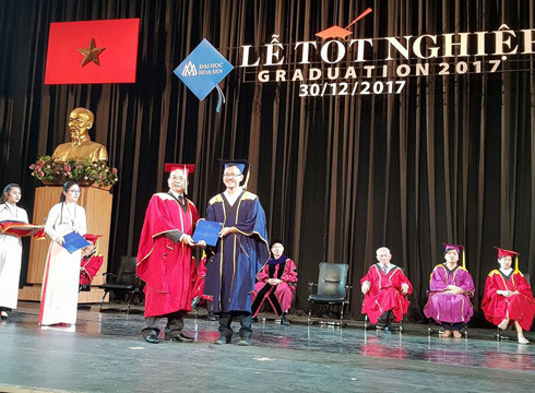 Phó Giáo sư Lưu Tiến Hiệp - Hiệu trưởng Trường Hoa Sen trao bằng tốt nghiệp cho Tân khoa của trường (ảnh: P.L) Phó Giáo sư Lưu Tiến Hiệp - Hiệu trưởng Trường Hoa Sen trao bằng tốt nghiệp cho Tân khoa của trường (ảnh: P.L)