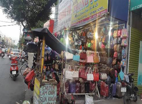 Vỉa hè ở nhiều tuyến đường của thành phố đã bị tái lấn chiếm (ảnh: P.L)