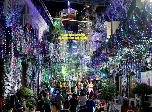 Một giáo xứ ở xóm đạo được trang hoàng lộng lẫy trong đêm Giáng sinh (ảnh: T.P)