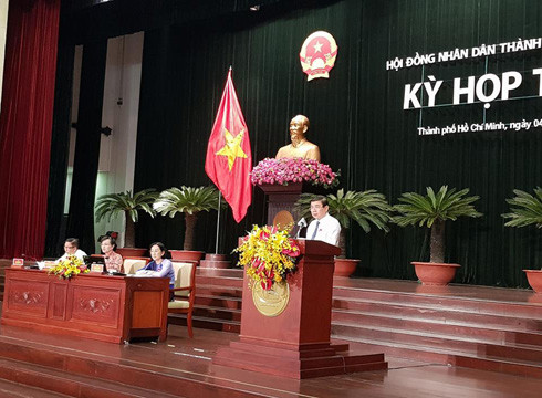 Ông Nguyễn Thành Phong trả lời chất vấn đại biểu Hội đồng nhân dân thành phố chiều 6/12 (ảnh: P.L)