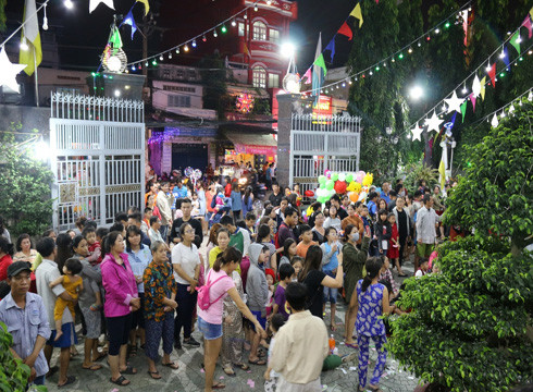 Người dân khắp mọi nơi đến chiêm ngưỡng vẻ đẹp rực rỡ, đủ sắc màu của các giáo xứ, nhà thờ (ảnh: T.P)