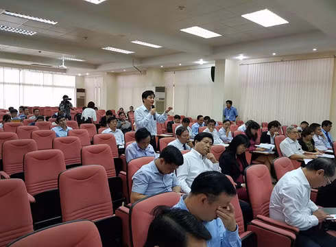 Một đại biểu tham gia góp ý vào Luật Giáo dục Đại học ở hội thảo ngày 12/12 (ảnh: P.L)