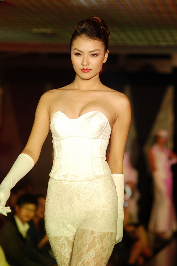 Hồng Quế bức xúc vì bị vu khống đánh người gây thương tích. Hồng Quế bức xúc vì bị vu khống đánh người gây thương tích.