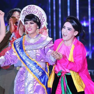 Khi tên người chiến thắng Hoài Lâm được xướng lên, Minh Thuận thân mật cầm tay "đàn em" lên nhận giải. Ảnh: NVCC. Khi tên người chiến thắng Hoài Lâm được xướng lên, Minh Thuận thân mật cầm tay "đàn em" lên nhận giải. Ảnh: NVCC.