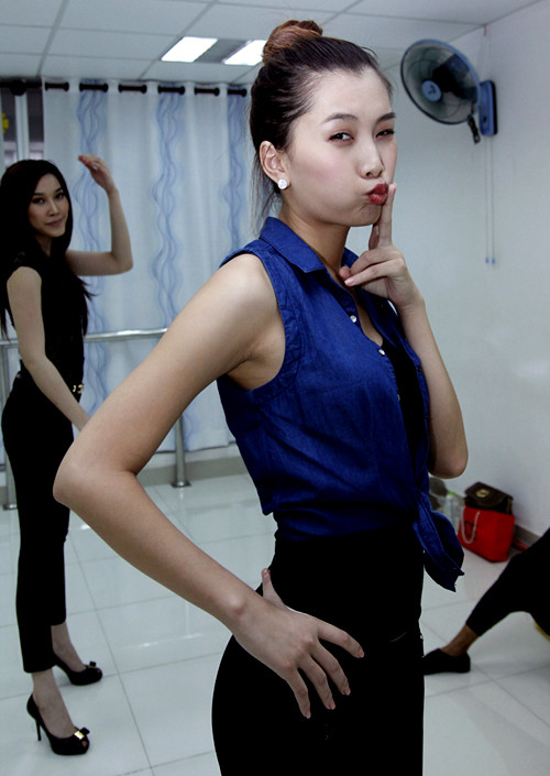 Lan Hương tạo dáng nhí nhảnh chụp ảnh kỷ niệm vui. Lan Hương tạo dáng nhí nhảnh chụp ảnh kỷ niệm vui.