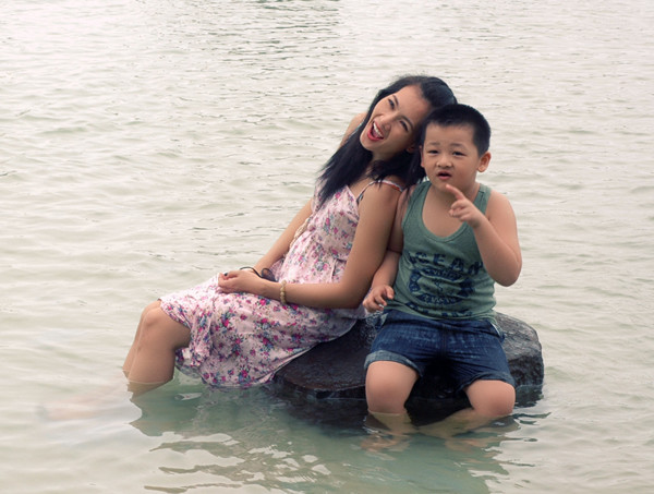 Hai mẹ con thích thú vui đùa giữa làn nước mát. Hai mẹ con thích thú vui đùa giữa làn nước mát.