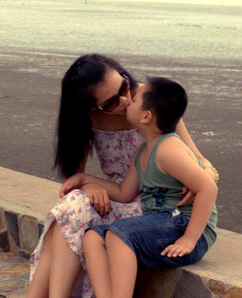 Nữ diễn viên âu yếm cậu con trai cưng. Nữ diễn viên âu yếm cậu con trai cưng.