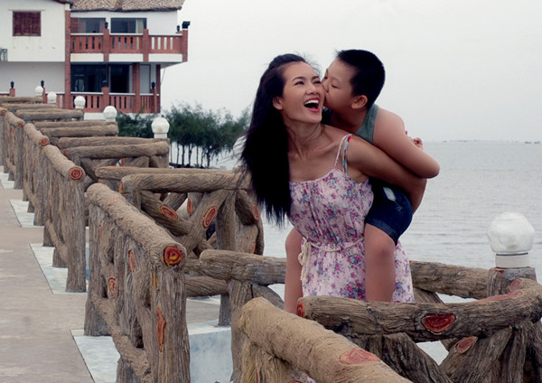 Anh Thư đưa con trai Tiểu Long đi nghỉ mát ở khu du lịch Cần Giờ TP HCM. Anh Thư đưa con trai Tiểu Long đi nghỉ mát ở khu du lịch Cần Giờ TP HCM.