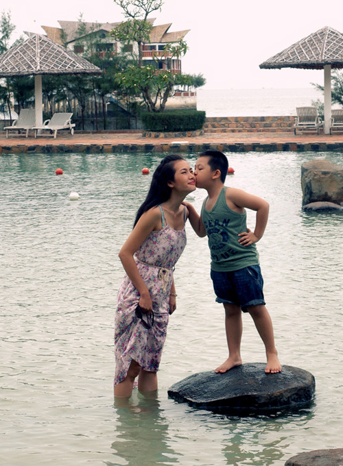 Anh Thư cho biết bé Tiểu Long rất ủng hộ mẹ thi nhảy. Chương trình Bước nhảy Hoàn vũ diễn ra rất khuya nhưng cậu bé luôn thức để xem mẹ khiêu vũ. Anh Thư cho biết bé Tiểu Long rất ủng hộ mẹ thi nhảy. Chương trình Bước nhảy Hoàn vũ diễn ra rất khuya nhưng cậu bé luôn thức để xem mẹ khiêu vũ.