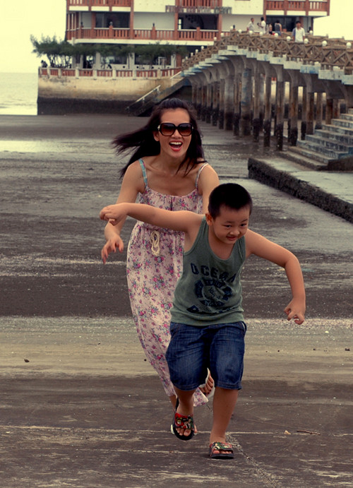 Hai mẹ con chạy nhảy nô đùa. Hai mẹ con chạy nhảy nô đùa.