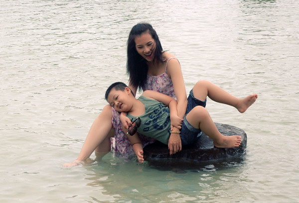 Cậu bé năm nay được 5 tuổi, rất bụ bẫm, đáng yêu. Cậu bé năm nay được 5 tuổi, rất bụ bẫm, đáng yêu.