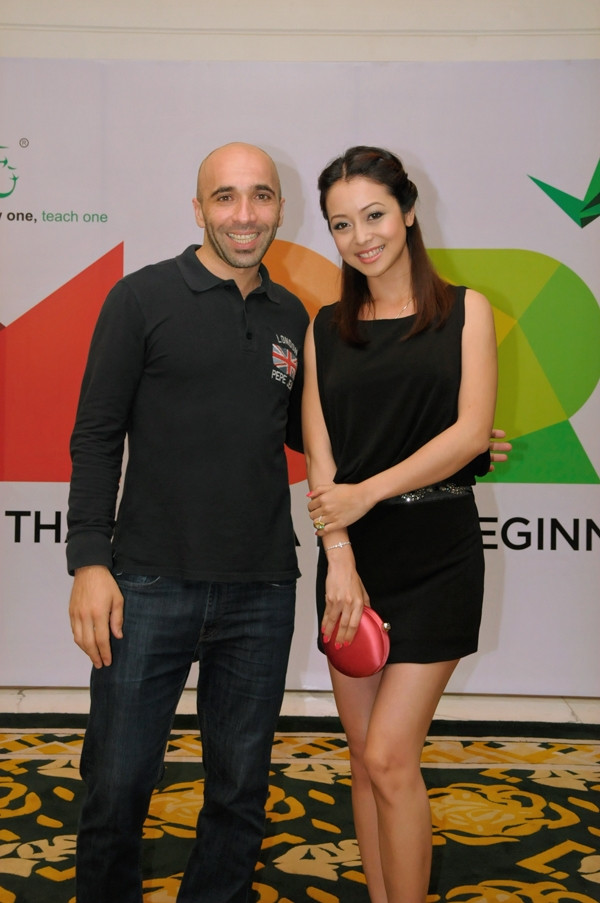 Jenifer với chiếc váy....có phần hơi ngắn.