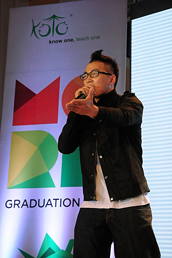 Rapper Karik trình diễn 'dòng chảy cuộc đời ' trên sân khấu.