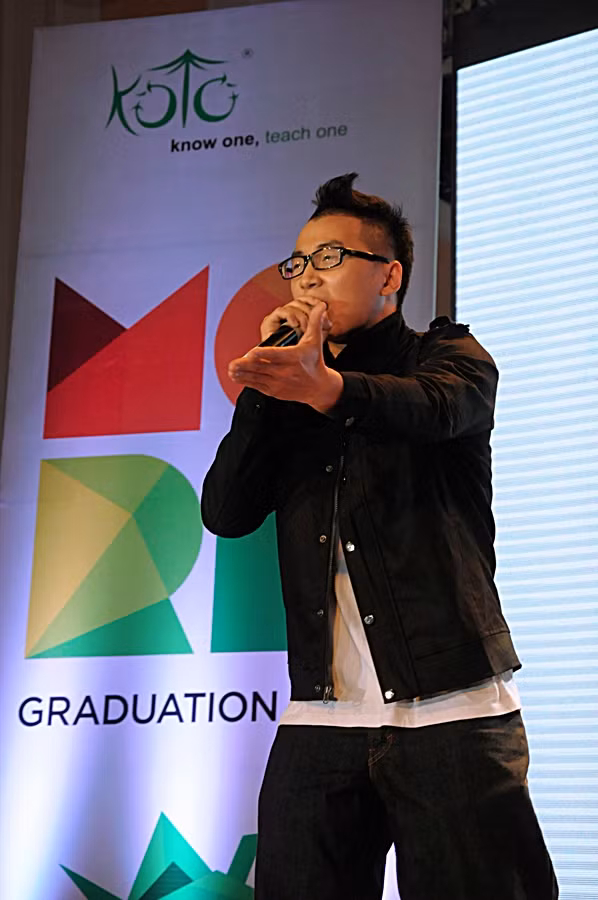 Rapper Karik trình diễn 'dòng chảy cuộc đời ' trên sân khấu.