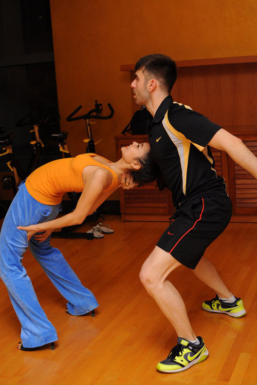 Sau những ngày đầu tuần nghỉ ngơi, Minh Hằng cật lực tập luyện trở lại khi đêm thi với chủ đề "Vũ hội hóa trang" của "Bước nhảy hoàn vũ" đang đến rất gần. Chấn thương giãn dây chằng đầu gối, bong gân và lật móng chân khiến nữ diễn viên "Ngôi nhà hạnh phúc" vẫn rất khó khăn trong việc đi lại và tập luyện. Sau những ngày đầu tuần nghỉ ngơi, Minh Hằng cật lực tập luyện trở lại khi đêm thi với chủ đề "Vũ hội hóa trang" của "Bước nhảy hoàn vũ" đang đến rất gần. Chấn thương giãn dây chằng đầu gối, bong gân và lật móng chân khiến nữ diễn viên "Ngôi nhà hạnh phúc" vẫn rất khó khăn trong việc đi lại và tập luyện.