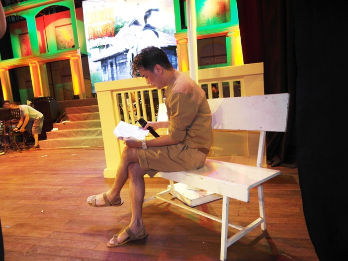 Hình ảnh đời thường của Đàm Vĩnh Hưng chiều 21/4, khi anh đang chuẩn bị cho liveshow Tuổi hồng thơ ngây tại nhà hát TP.HCM. Hình ảnh đời thường của Đàm Vĩnh Hưng chiều 21/4, khi anh đang chuẩn bị cho liveshow Tuổi hồng thơ ngây tại nhà hát TP.HCM.